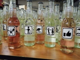 Getränke mit lustigen Aufklebern von MD Consulting e.U.